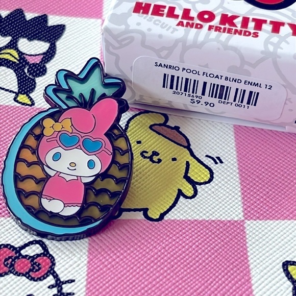 Brand New Hello Kitty Checkered Pink & White Large Zippered Pouch, Pin & Pencils - Picture 6 of 16